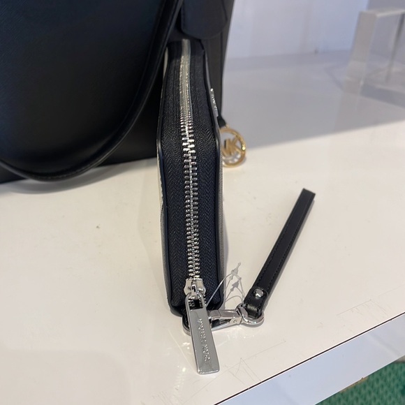 MICHAEL KORS LARGE TRAVEL CONTINENTAL WRISTLET WALLET PHONEHOLDER Black Multi - Picture 4 of 16